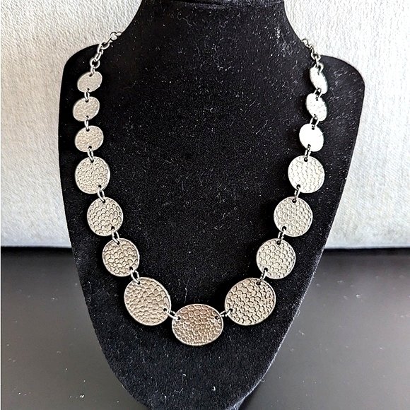 Avon Jewelry - Avon SAQ Silver tone hammered circle pattern necklace. 9”